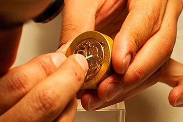 济南欧米茄手表进水了维修